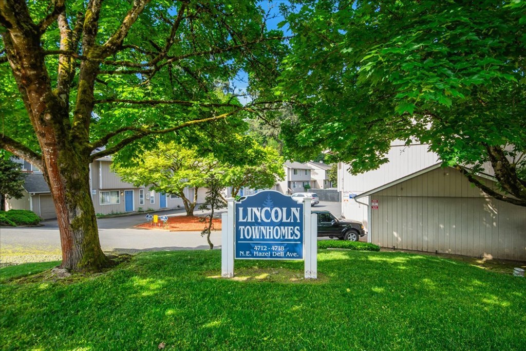 Lincoln Townhomes Sign