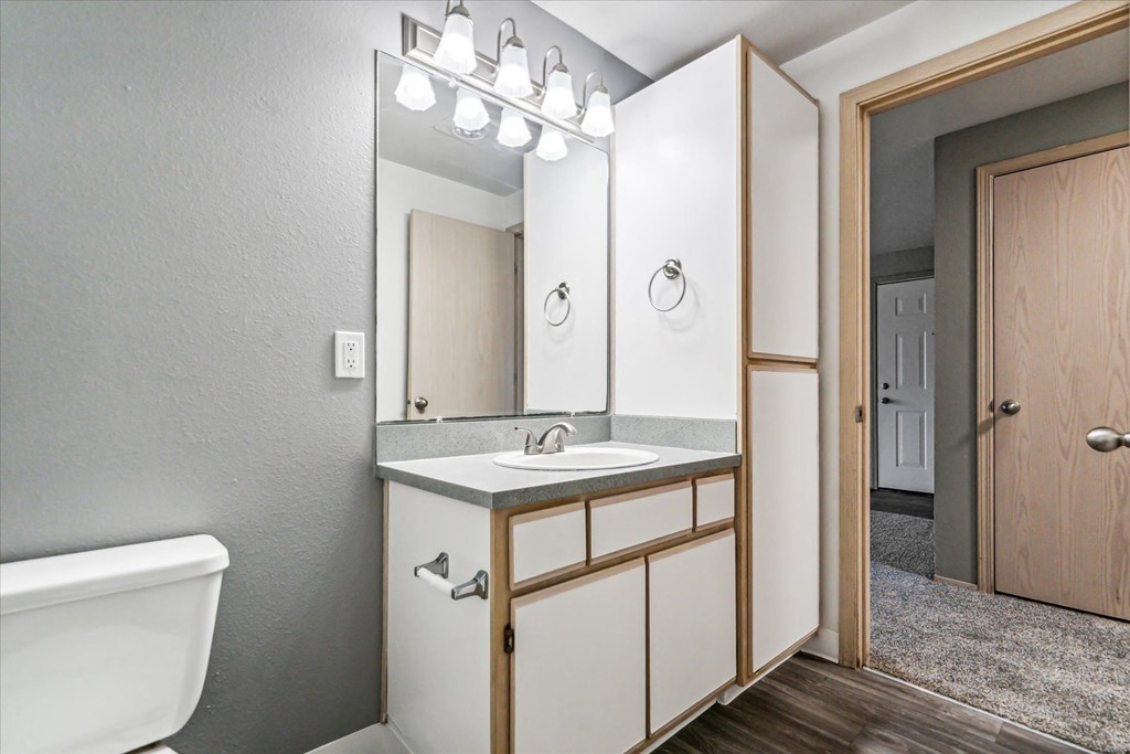 Oak Park Village Apartments Bathroom