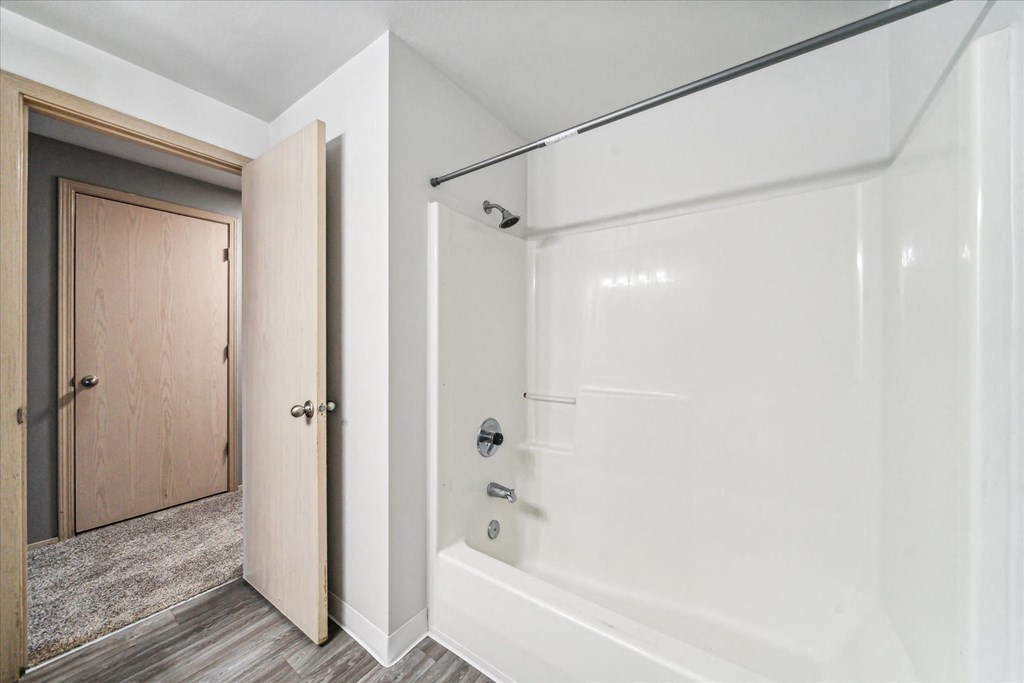 Oak Park Village Apartments Bathroom