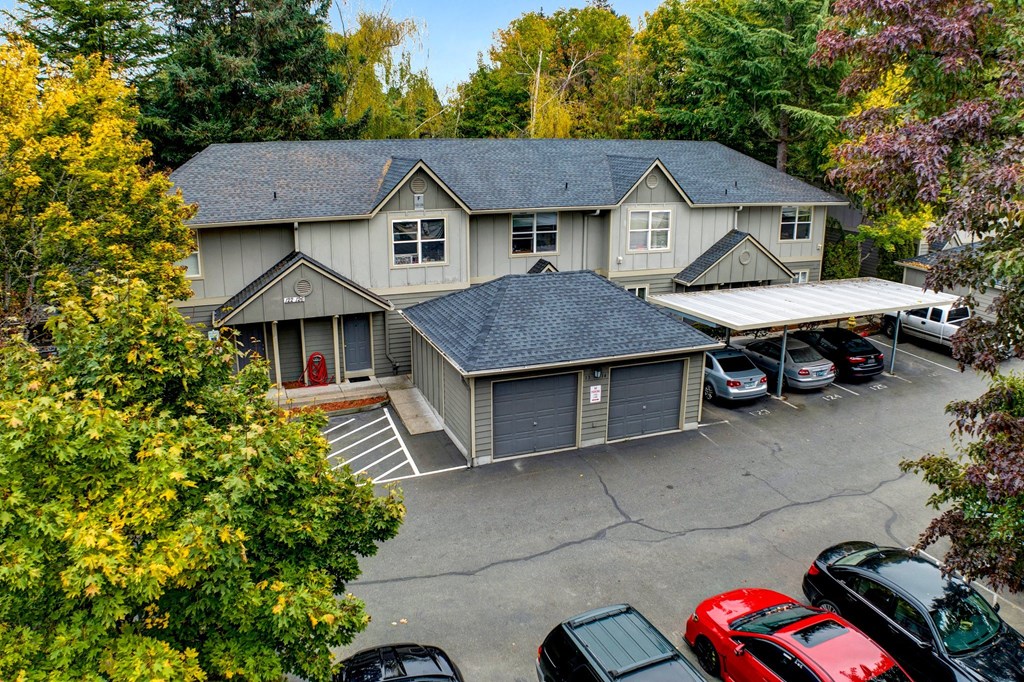 Tuxedo Park Apartments Parking Lot