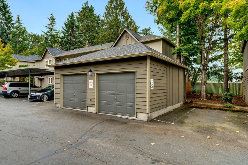Tuxedo Park Apartments Garage