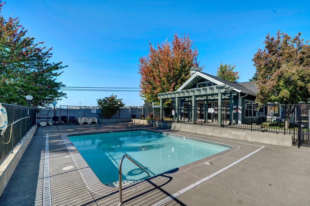 Pool at Masters Apartments Aloha Oregon 