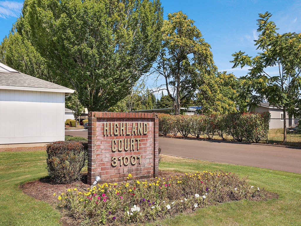 Highland Court Apartments Sign