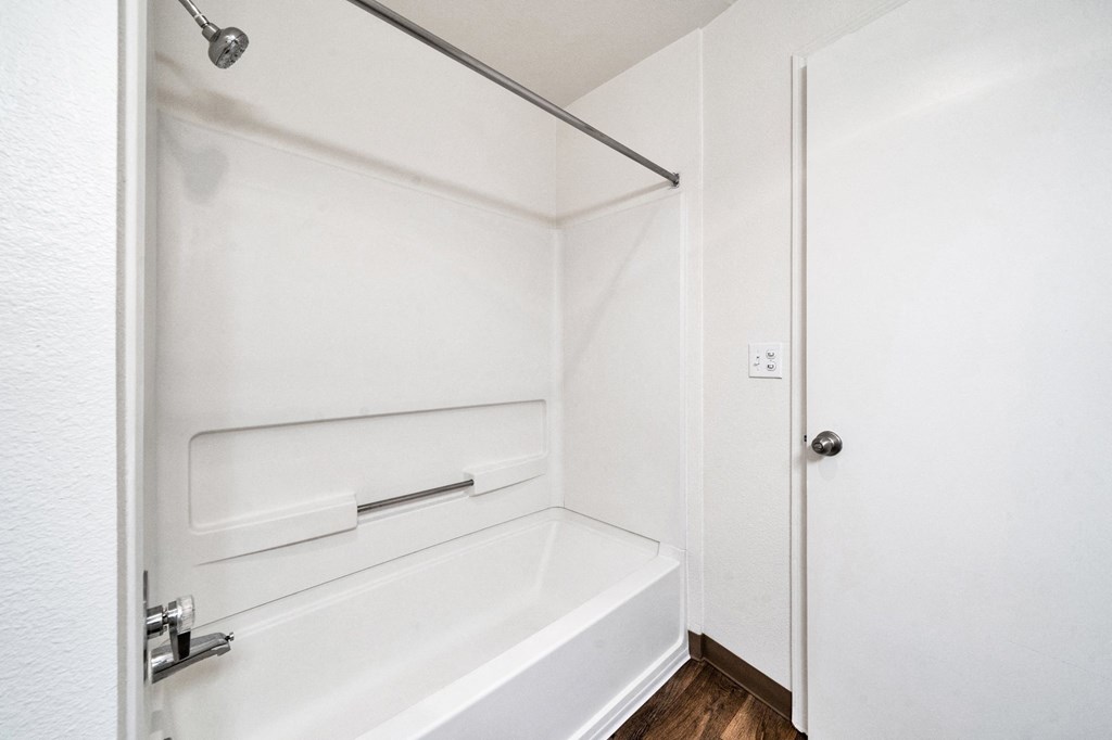 bath/shower Aloha Oregon Quatama Village Apartments 