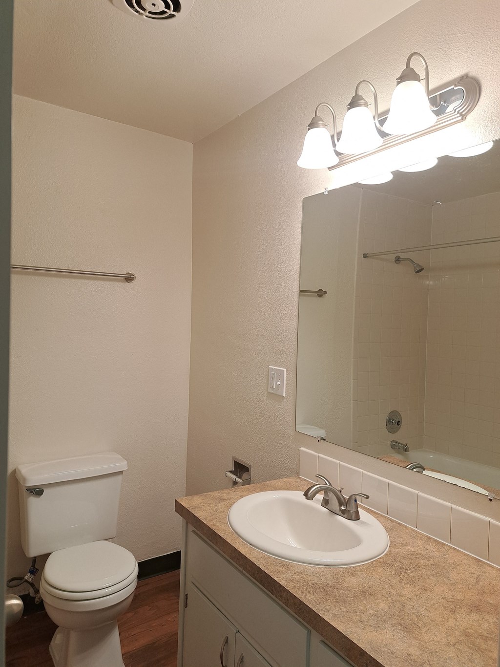 Island Park Apartments Bathroom