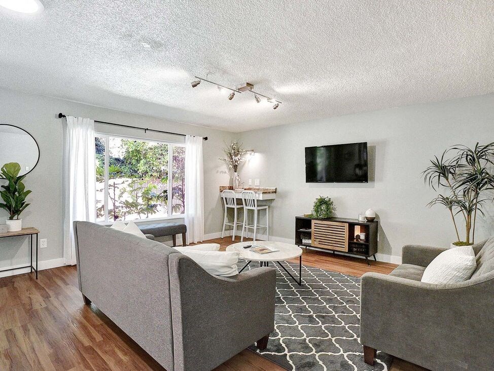 Sitting Area River Cliff Apartments Milwaukie Oregon 