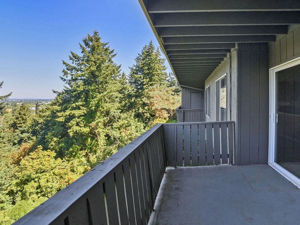 Patio River Cliff Apartments Milwaukie Oregon 