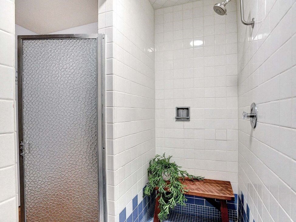 Bathroom River Cliff Apartments Milwaukie Oregon 