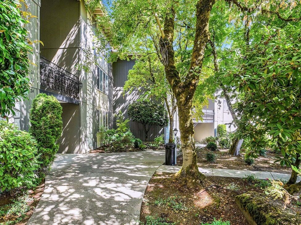 Walk Way River Cliff Apartments Milwaukie Oregon 