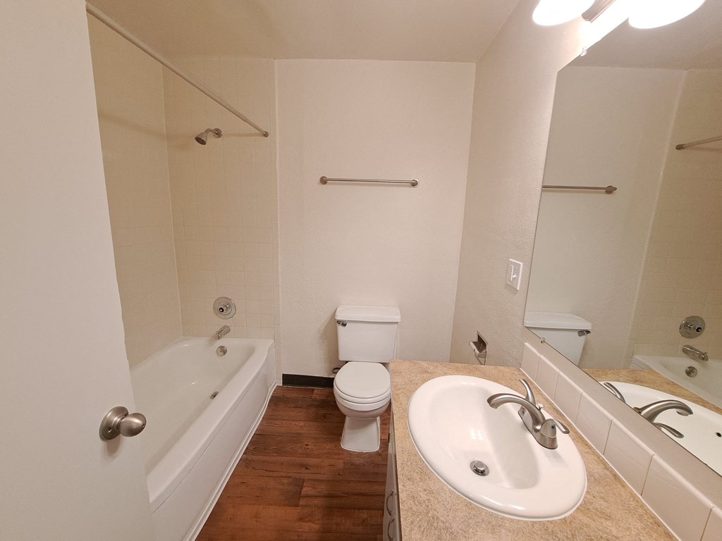 Island Park Apartments Bathroom