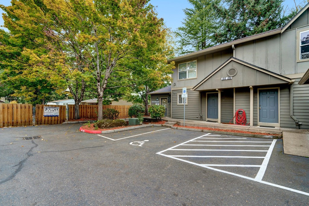 Tuxedo Park Apartments Parking Lot