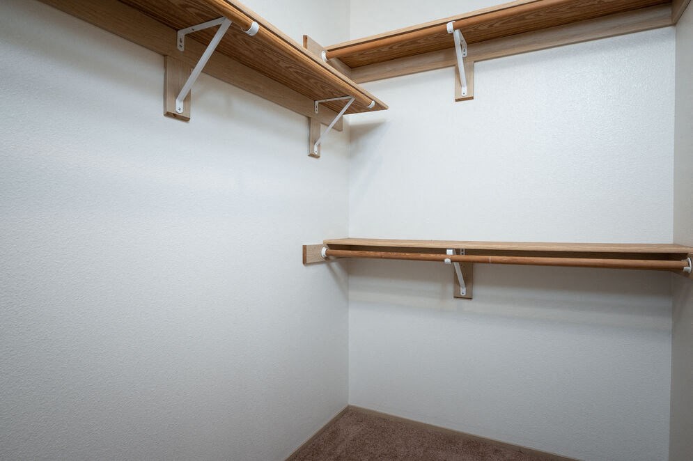 Tuxedo Park Apartments Closet