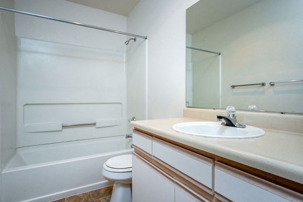 Tuxedo Park Apartments Bathroom