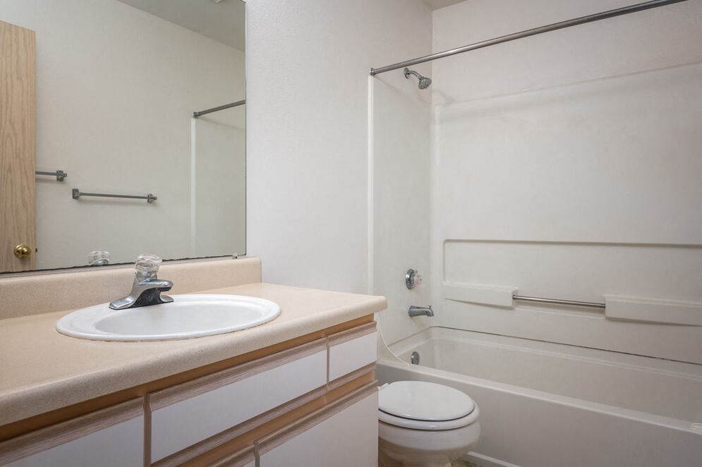 Tuxedo Park Apartments Bathroom