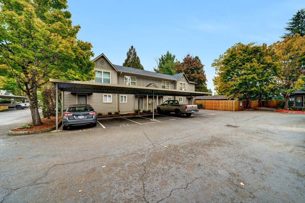 Tuxedo Park Apartments Parking Lot