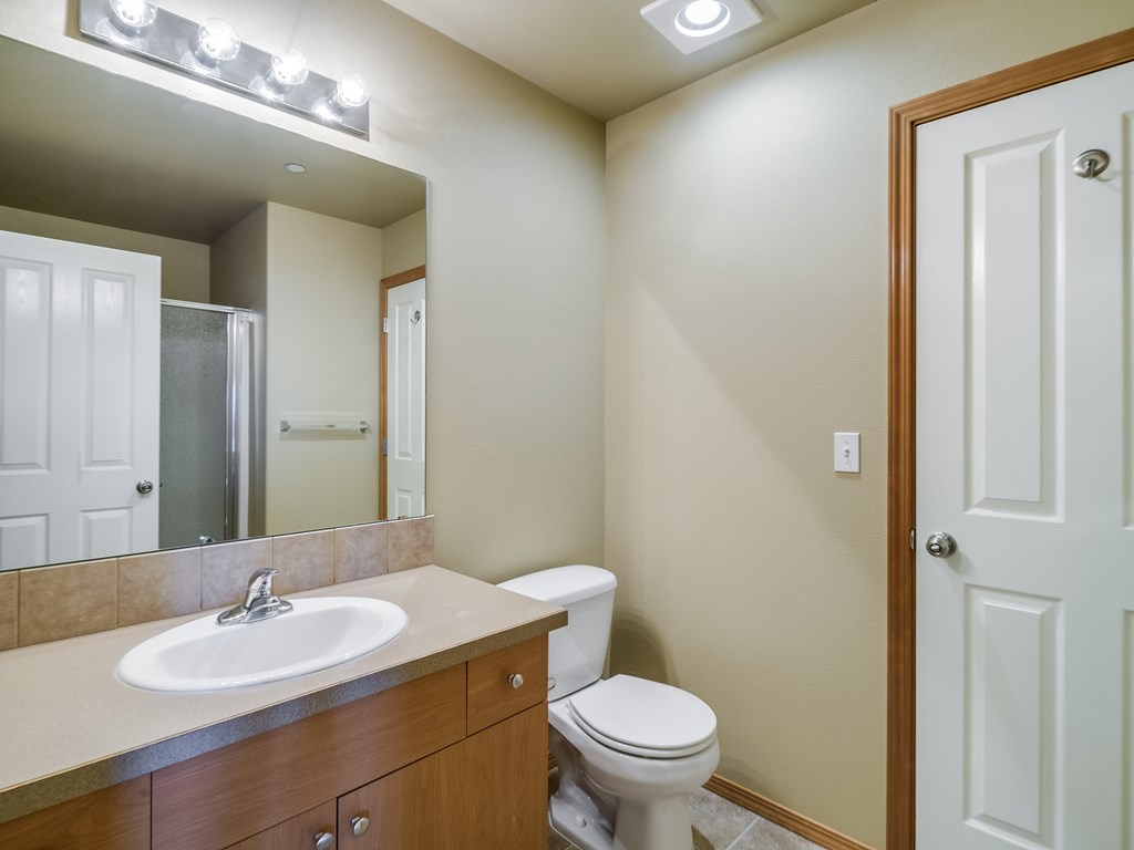 Glacier Vista Apartments Bathroom