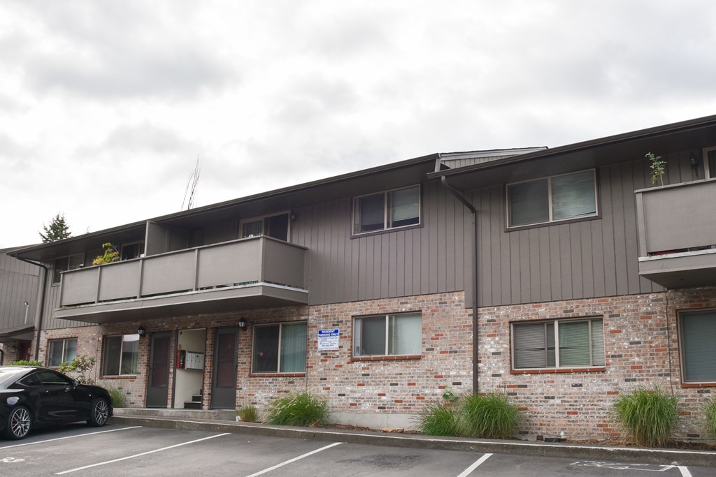 Covington Court Apartments Building Exterior