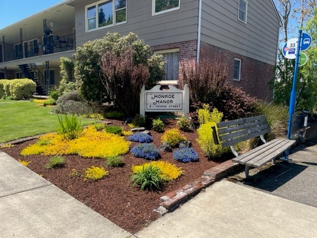 Monroe Manor Apartments garden
