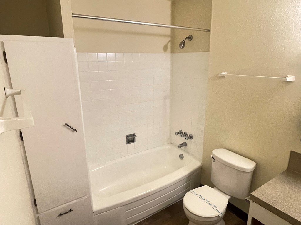 Fairmount Apartments Salem, OR bathroom