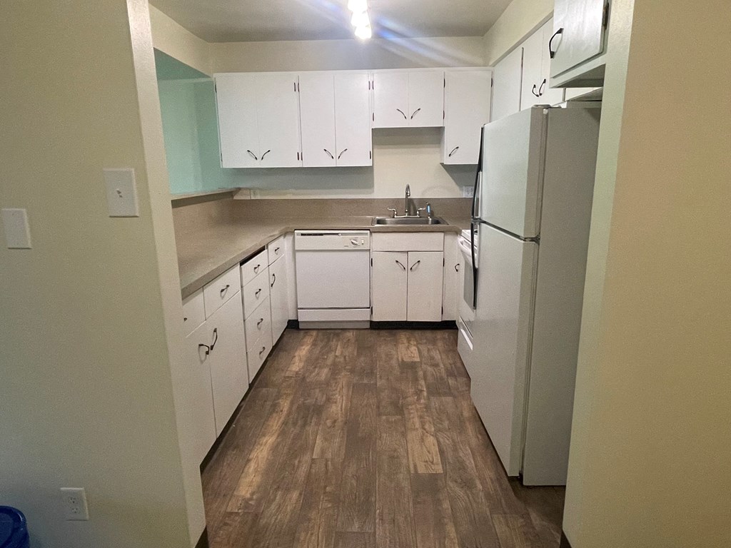 Fairmount Apartments Salem, OR Kitchen and Floors