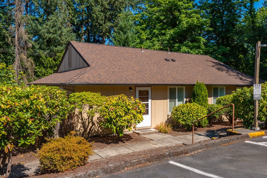French Glen Apartments, West Linn exterior
