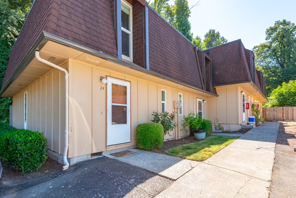 Side View French Glen Apartments, West Linn
