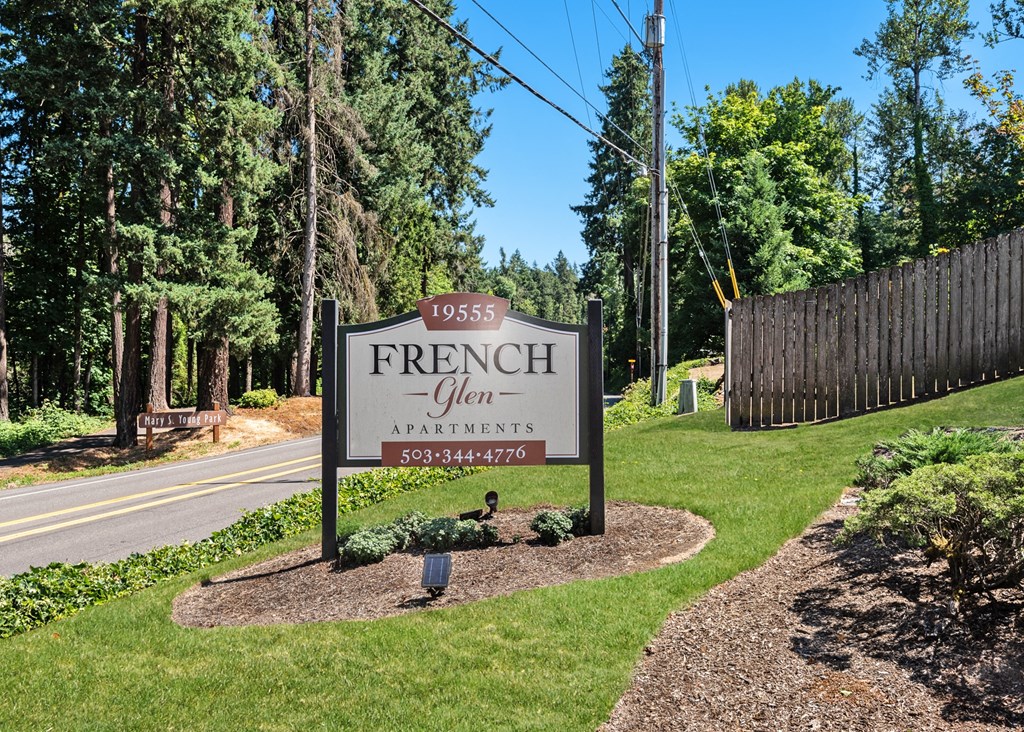 French Glen Apartments, West Linn sign
