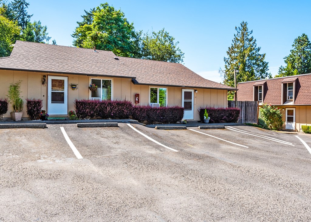 the parking lot at the whispering winds apartments in pearland, tx