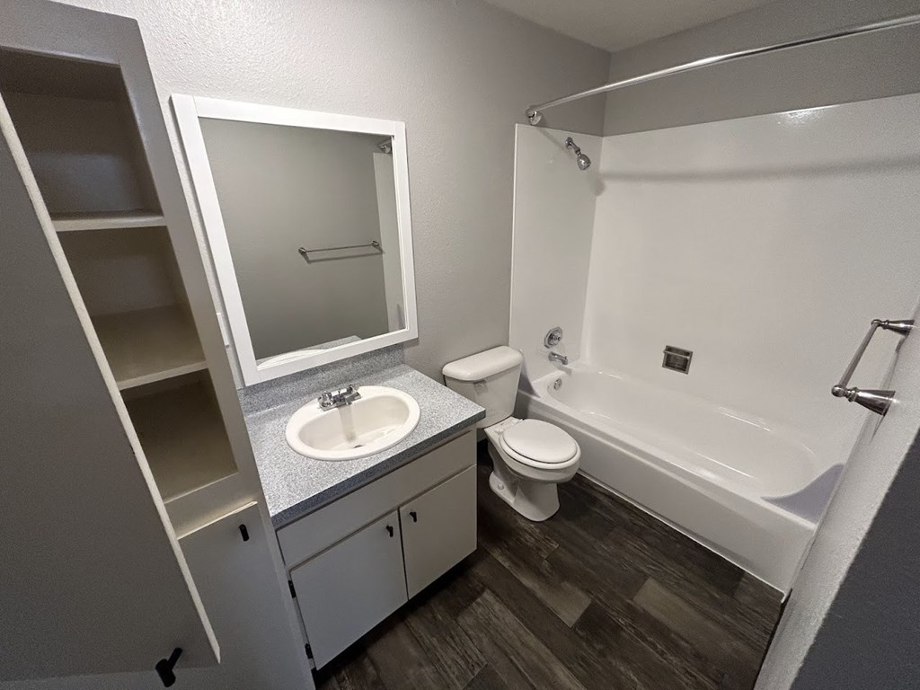 Eagle Point Apartments Vancouver, WA Bathroom