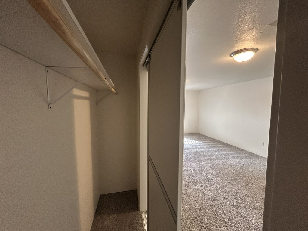 Eagle Point Apartments Vancouver, WA Closet