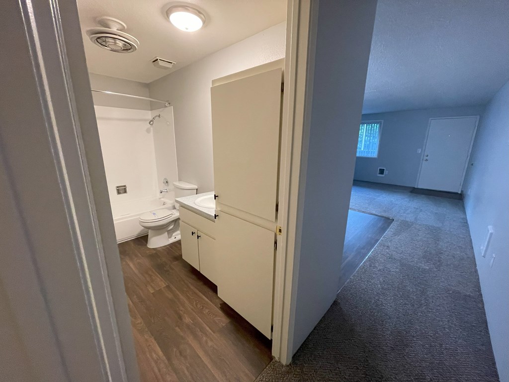 Bath Eagle Point Apartments Vancouver, WA