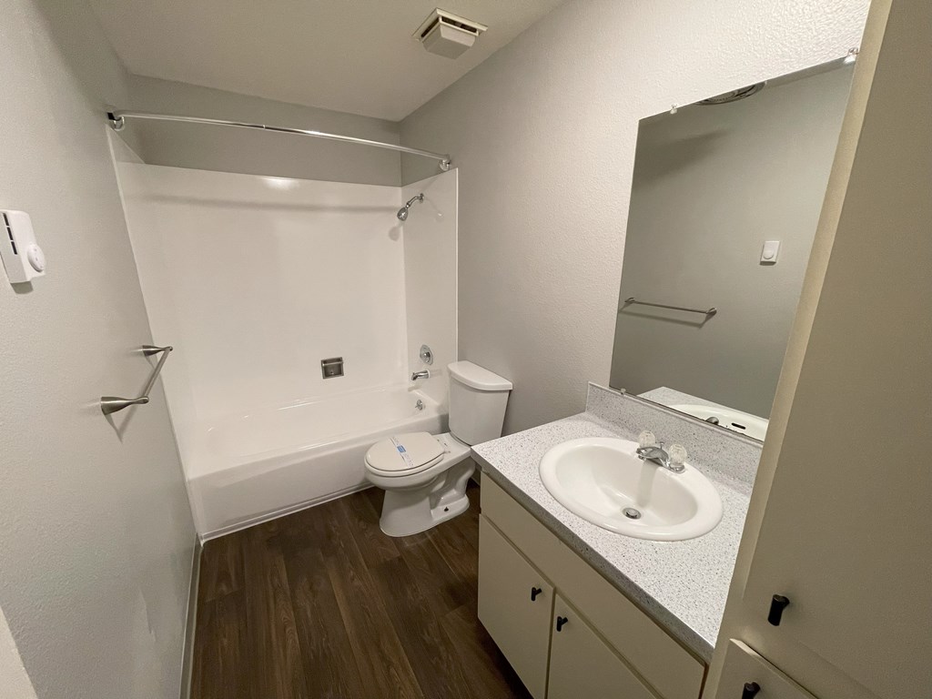 Bath Eagle Point Apartments Vancouver, WA