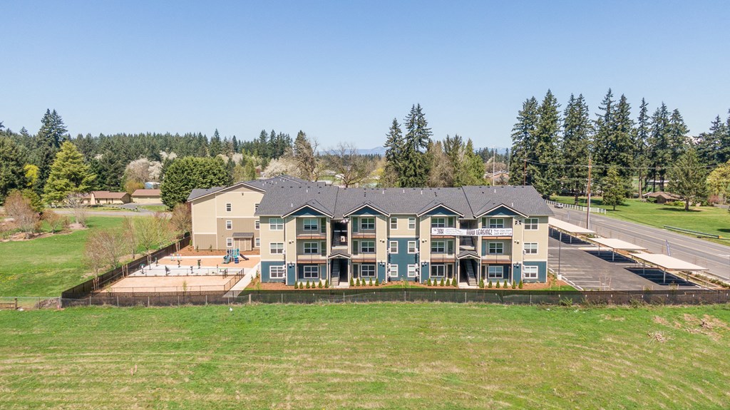 additional photo for property listing at chic digs with room to stretch out in the village 22 car