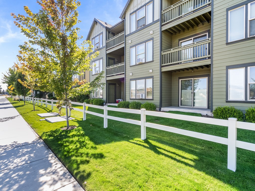 Glacier Vista Apartments Exterior