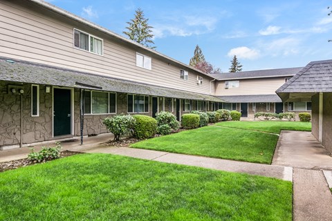 Townhouse Square Apartments Courtyard