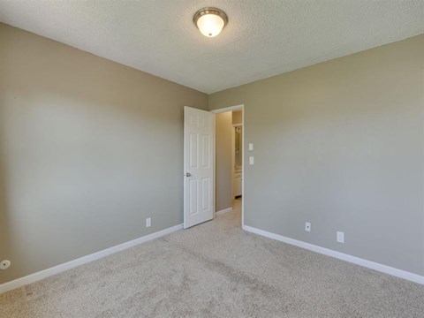 Monroe Manor Apartments Bedroom