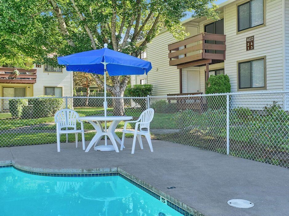 Pool Chairs Foothills Apartments Portland OR