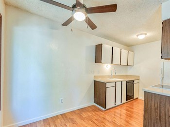 Dining Room - Photo Gallery 5