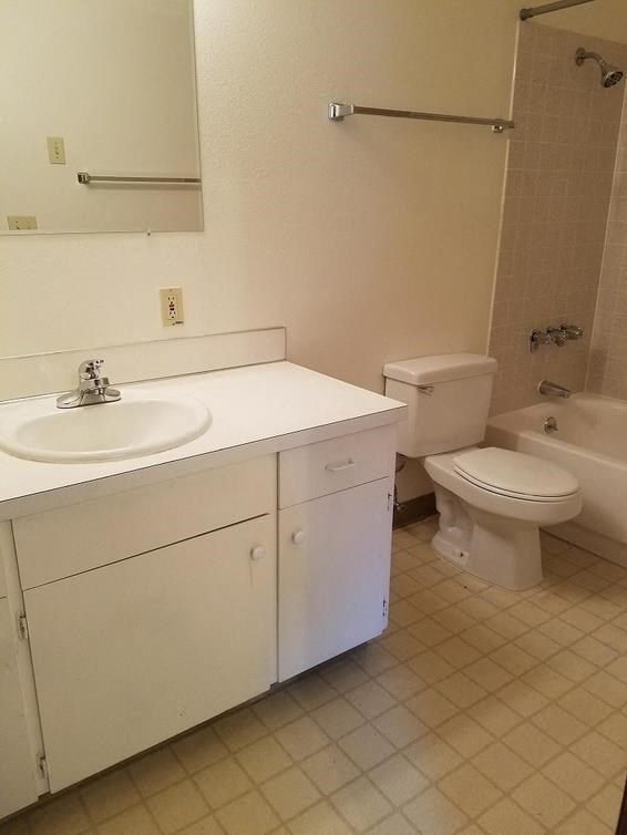 Rochelle Apartments Bathroom