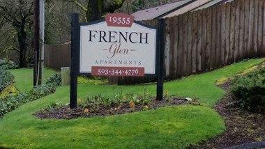 French Glen Sign