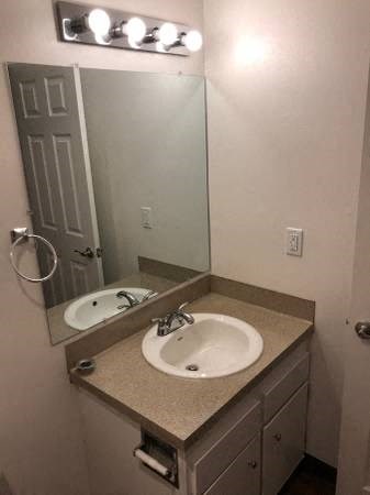 Browning Avenue Apartments Bathroom