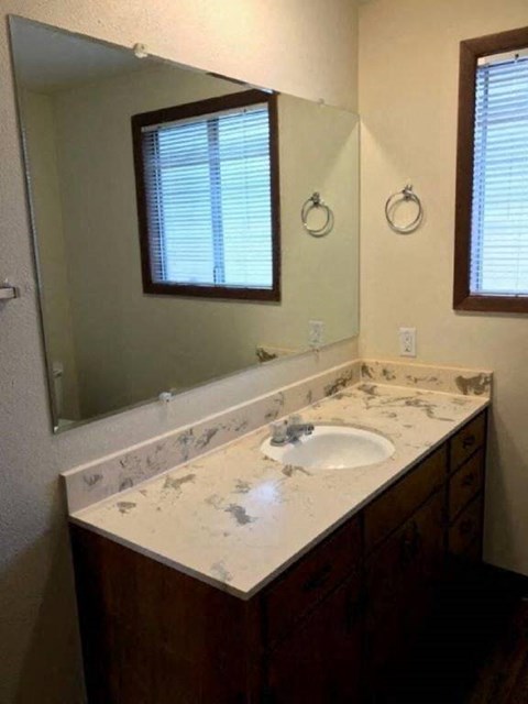 Janet Court Apartments Bathroom