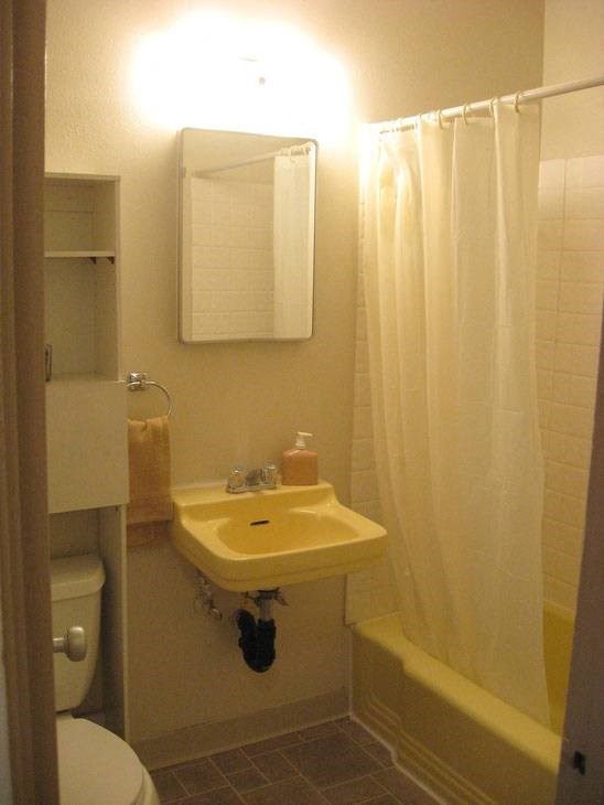 Kalani Apartments Bathroom