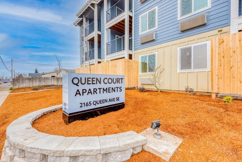 Queen Court Sign