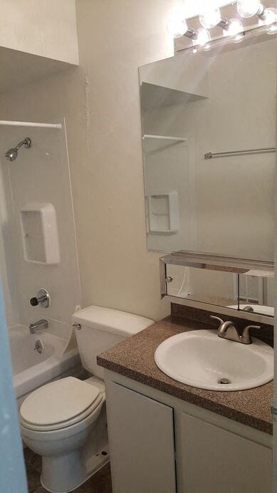 Tristin Square Apartments Bathroom