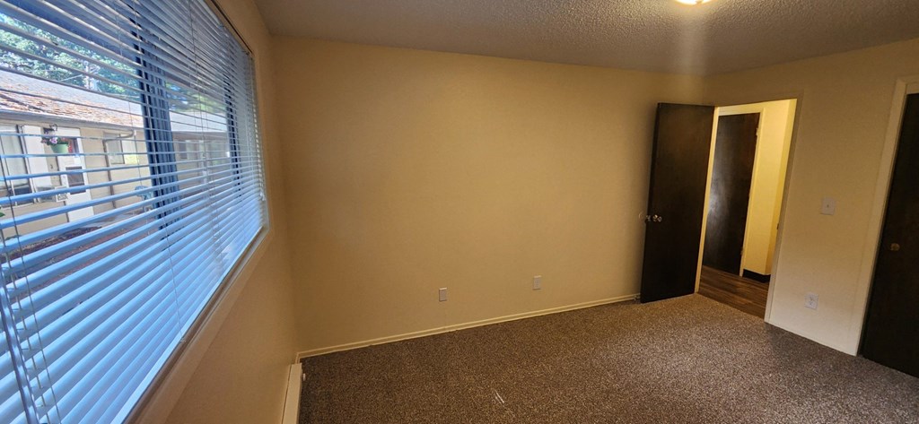 Nell Anna Court room with a carpeted floor and a window with blinds.
