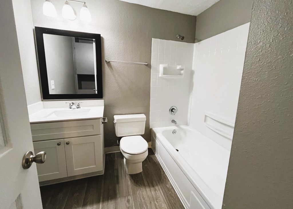 Riverbend Terrace Apartments Bathroom