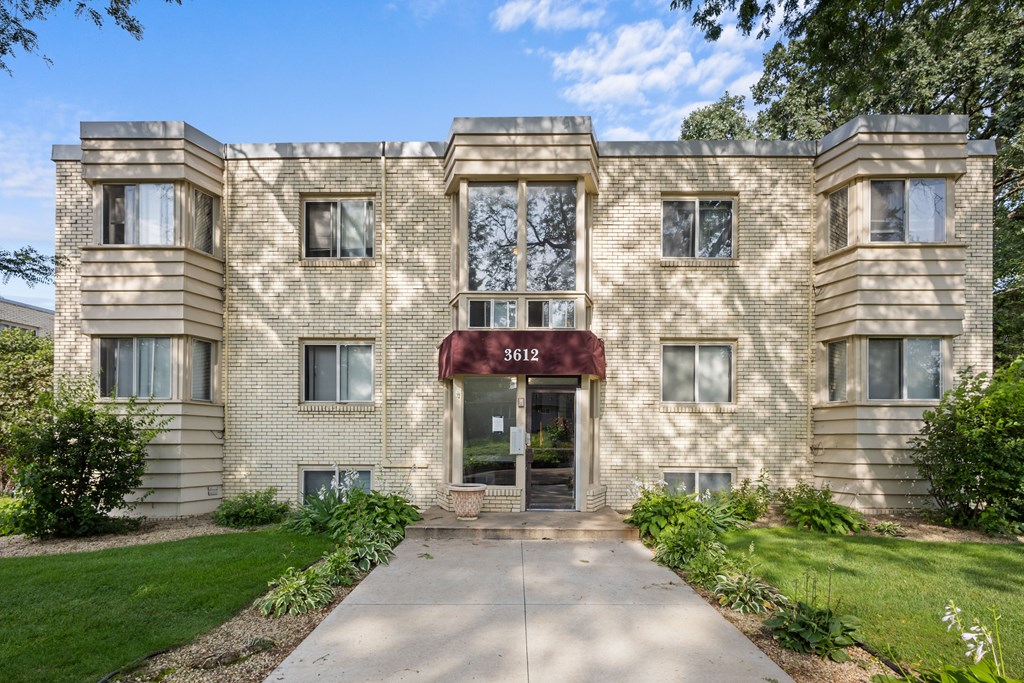 A building with the number 612 on it.