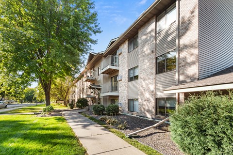 the preserve at ballantyne commons apartment community sidewalks and trees