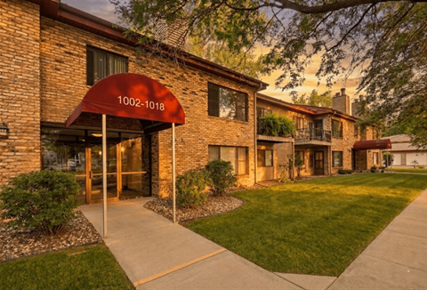 The image shows a building with a red awning that has the numbers 1002-1018 on it.